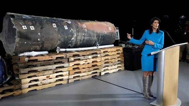 La embajadora de Estados Unidos ante las Naciones Unidas Nikki Haley informa a los medios de comunicación junto a los restos de lo que se dice que es un misil yemení. (Foto: Reuters)